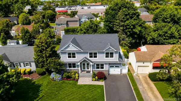 17 Woodwaye RD, Plainview, NY 11803