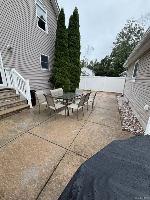 38 Hallock AVE, Smithtown, NY 11787