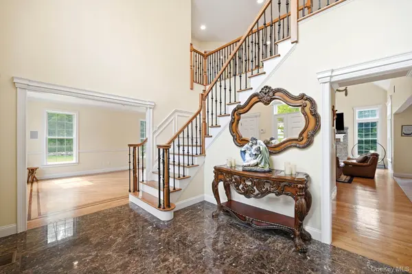 17 Meadow Crest DR, Mahopac, NY 10541