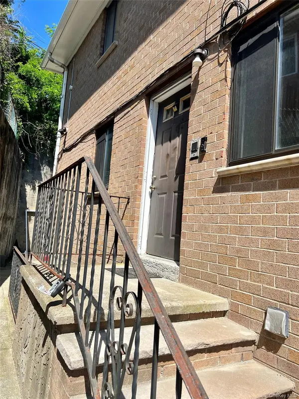 6915 Little Neck Pkwy, Glen Oaks, NY 11004