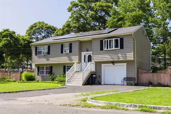 5 2nd ST, Coram, NY 11727