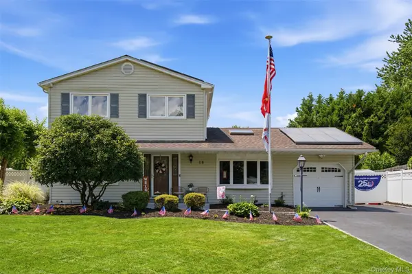 18 Executive DR, Hauppauge, NY 11788