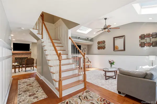 18 Executive DR, Hauppauge, NY 11788