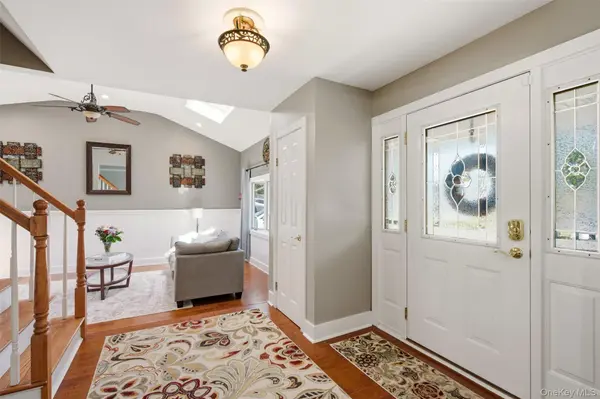18 Executive DR, Hauppauge, NY 11788
