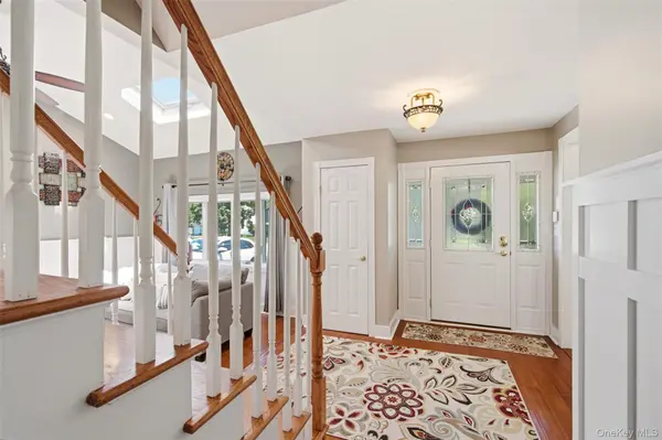 18 Executive DR, Hauppauge, NY 11788