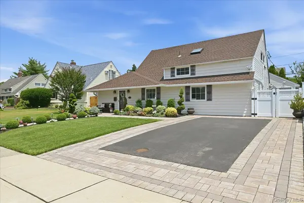 45 Cottonwood LN, Westbury, NY 11590