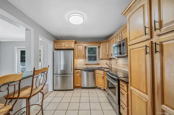 453 Dartmouth ST, Westbury, NY 11590