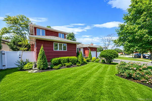 9 Stuart DR, Syosset, NY 11791