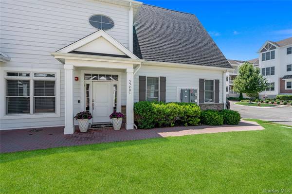 55201 Spruce Pond CIR, Plainview, NY 11803