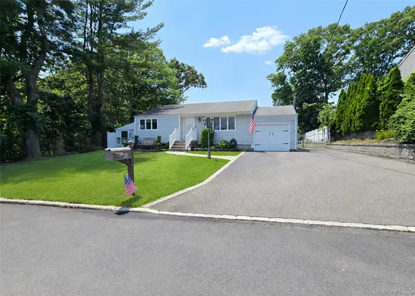 40 Sarah DR, Lake Grove, NY 11755