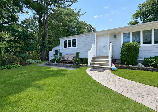 40 Sarah DR, Lake Grove, NY 11755