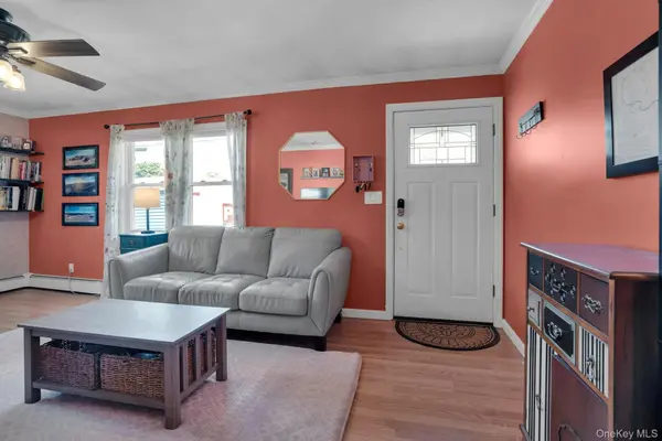 6 Linton CT, West Babylon, NY 11704