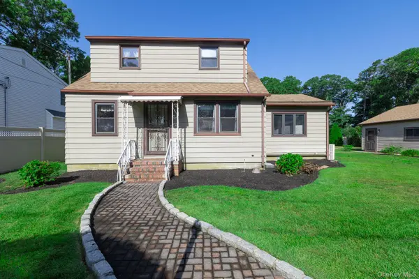 16 Ormond PL, Shirley, NY 11967
