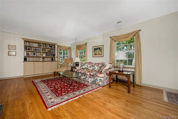 8 Arosa CT, Greenlawn, NY 11740