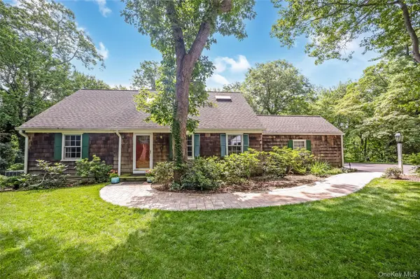 8 Arosa CT, Greenlawn, NY 11740