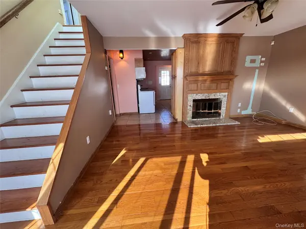 37 Spray LN, Hicksville, NY 11801