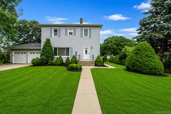 527 Milligan LN, West Islip, NY 11795