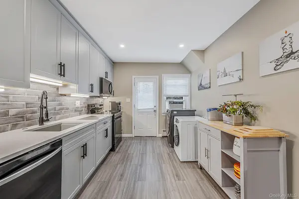 527 Milligan LN, West Islip, NY 11795