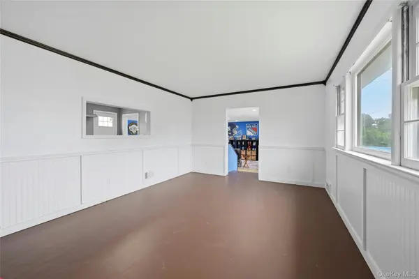 110 Oak ST, Deer Park, NY 11729