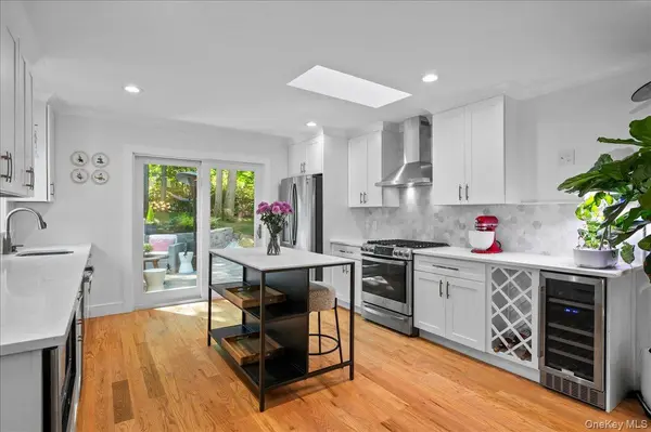 25 Shadow LN, Larchmont, NY 10538