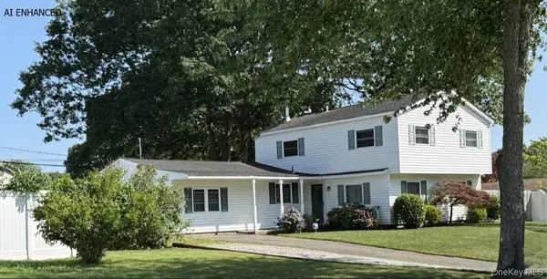 9 College Hills DR, Farmingville, NY 11738