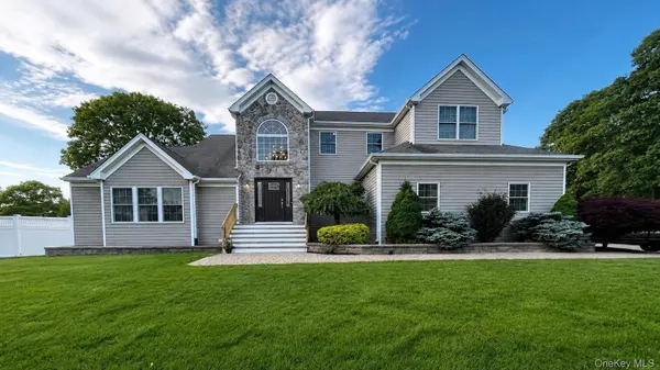 3 Dixon ST, Yaphank, NY 11980