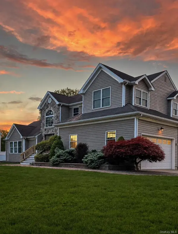 3 Dixon ST, Yaphank, NY 11980