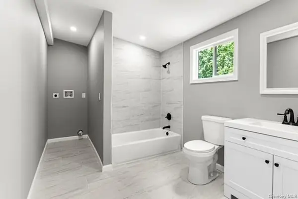 1340 Manor LN, Bay Shore, NY 11706