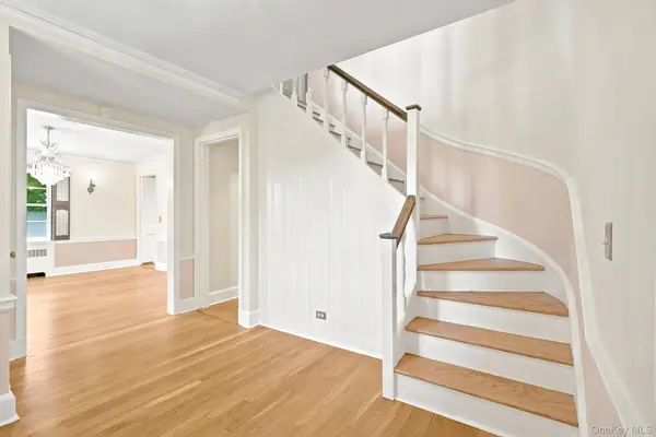 1 Sheridan RD, Scarsdale, NY 10583
