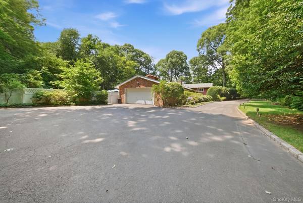 15 Tappentown LN, Brookville, NY 11545