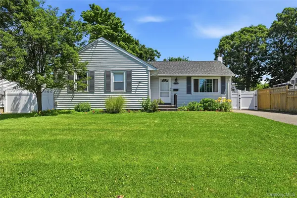 49 Bacon LN, Babylon, NY 11702