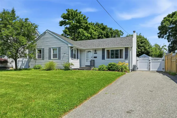 49 Bacon LN, Babylon, NY 11702