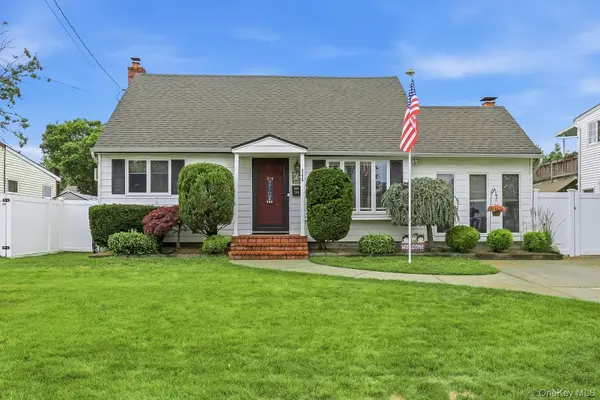 246 29th ST, Lindenhurst, NY 11757