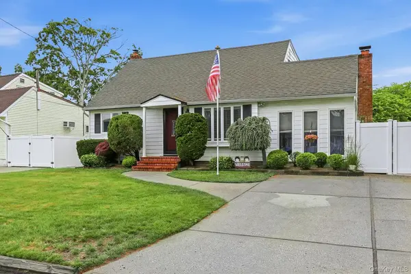 246 29th ST, Lindenhurst, NY 11757