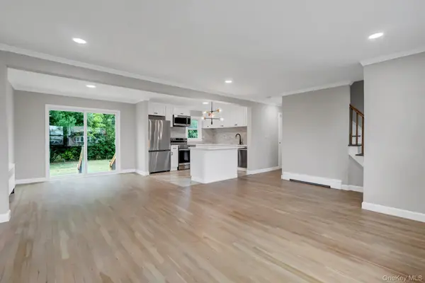 792 Highview AVE, Westbury, NY 11590
