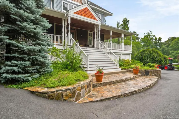 59 Country Knolls LN, Mahopac, NY 10541