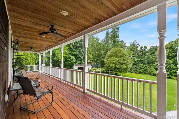 59 Country Knolls LN, Mahopac, NY 10541