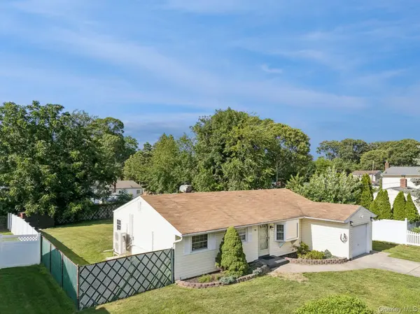98 Rose PL, Selden, NY 11784
