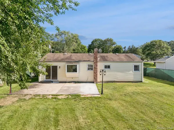 98 Rose PL, Selden, NY 11784