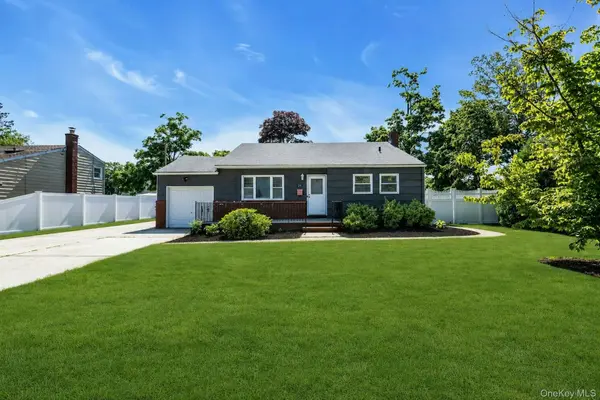 29 Edgewater AVE, Bayport, NY 11705