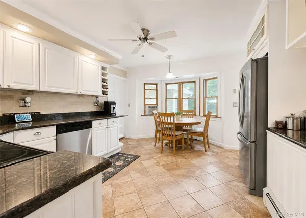 19 Evy CT, Sayville, NY 11782