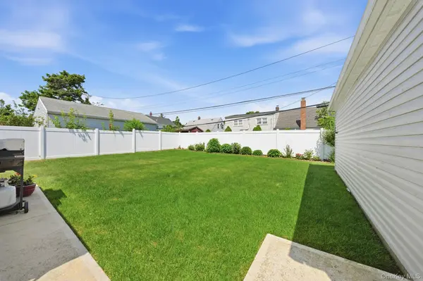 37 Gun LN, Levittown, NY 11756