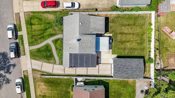 37 Gun LN, Levittown, NY 11756