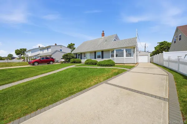 37 Gun LN, Levittown, NY 11756