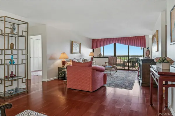2 Bay Club DR #11A, Bayside, NY 11360