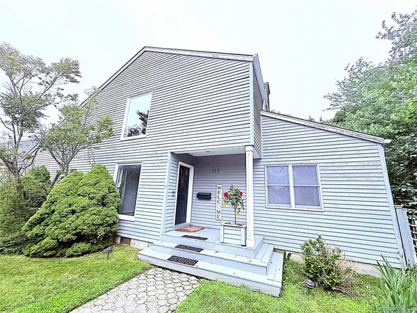 523 Hellwig LN, West Islip, NY 11795