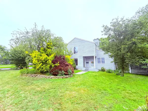 523 Hellwig LN, West Islip, NY 11795
