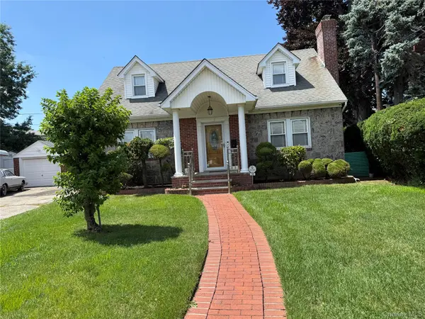 19 Aberdeen RD, New Hyde Park, NY 11040