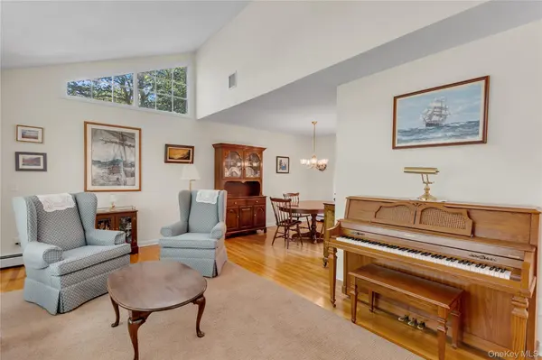6 Primrose LN, Huntington, NY 11743