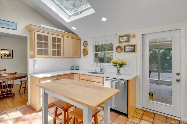 6 Primrose LN, Huntington, NY 11743